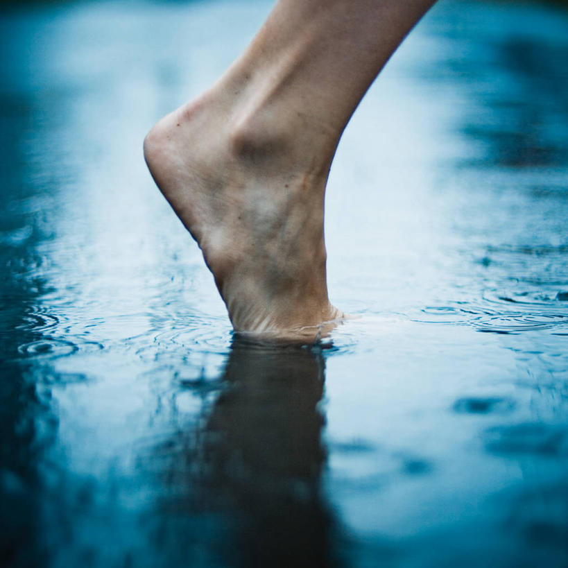 一个人,方图,特写,侧面,雨,加拿大,涉水,蓝色,赤脚,人体,摄影,部分,足,水坑,步行,彩图