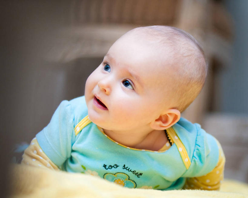 婴儿,儿童,脸,头,脸颊,一个人,横图,室内,白天,纯洁,美国,仅一个人,肩膀,小孩,趴着,向上看,可爱,童年,摄影,活泼,宝宝,肖像,纯真,烂漫,无邪,伶俐,天真,孩子,头部,脸部,脸蛋,面部,彩图,幼儿,连身衣