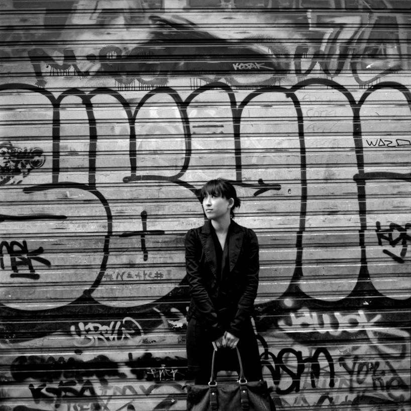 成年人,一个人,竖图,黑白,室外,寂寞,法国,巴黎,仅一个年轻女性,仅一个女性,仅一个人,包,围墙,首都,拿着,外套,思考,摄影,等,东亚人,年轻女性,女人,女性,亚洲人,年轻人,涂鸦,陨铁