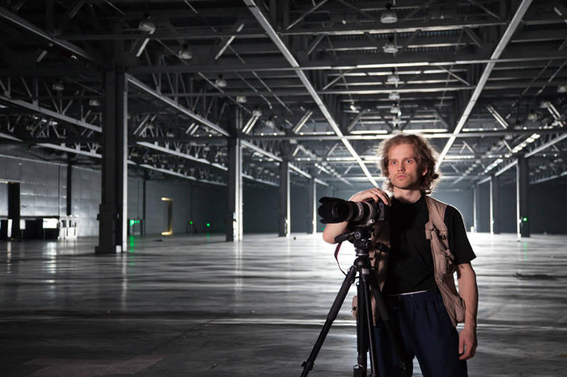 西方人,成年人,一个人,摄影师,工厂,站,横图,室内,夜晚,相机,欧洲,俄罗斯,欧洲人,仅一个男性,仅一个人,首都,T恤,休闲装,仅一个年轻男性,摄影,马甲,照亮,肖像,三脚架,莫斯科,男人,男性,年轻男性,白种人,年轻人,彩图