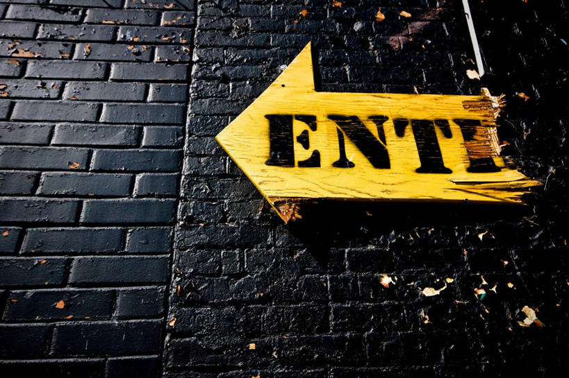 无人,横图,室外,白天,仰视,建筑,指示牌,加拿大,标志,文字,方向,破坏,标识,砖墙,破损,箭头,摄影,指导,英文字母,损坏,指向,毁灭,簇,安大略省,康沃尔,彩图,低角度拍摄