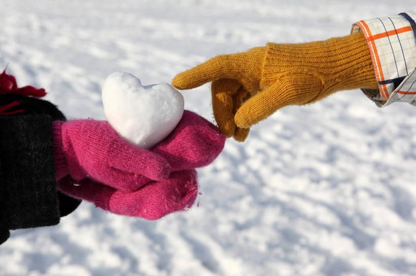 手,两个人,横图,室外,特写,白天,英国,冬天,织物,手套,寒冷,人体,摄影,部分,雪球,心型,触摸,彩图,爱,机织物