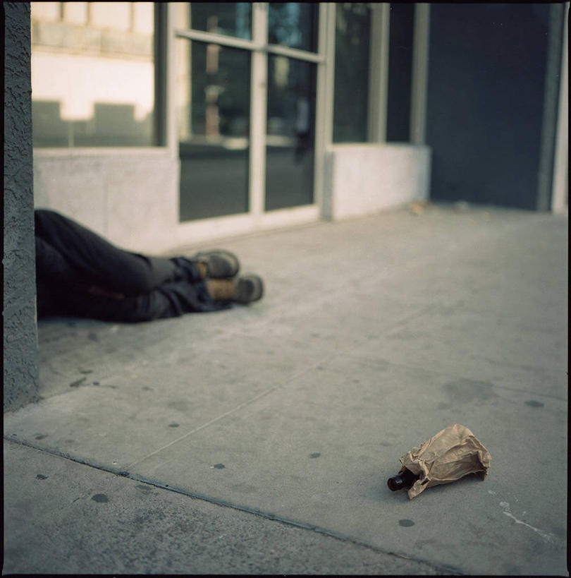 成年人,一个人,竖图,室外,白天,美国,仅一个男性,人行道,门口,瓶子,酗酒,摄影,亚利桑那,侧卧,贫穷,多余,问题,男人,睡觉,彩图,菲尼克斯市,流浪汉