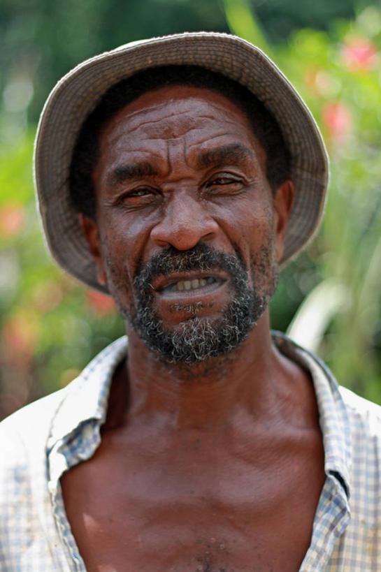成年人,老年人,脸,头,脸颊,胡须,一个人,农民,竖图,室外,特写,白天,衬衫,农业,帽子,牙买加,仅一个男性,仅一个人,热,肩膀,仅一个老年男性,摄影,肖像,汗液,老年男性,男人,男性,非洲人,山羊胡,头部,胡子,络腮胡,脸部,脸蛋,面部,彩图,开领