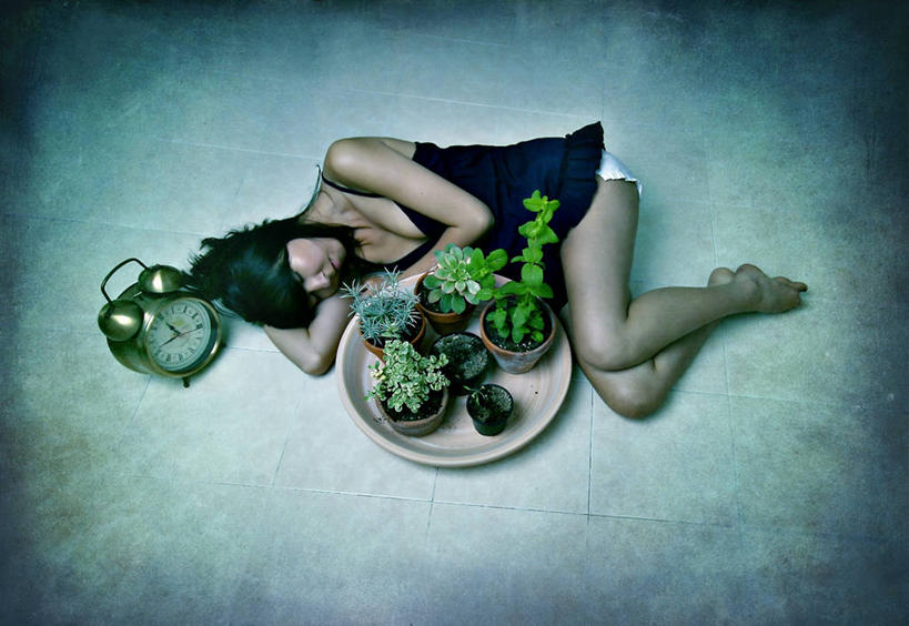 成年人,一个人,躺,横图,俯视,室内,闹钟,仅一个年轻女性,仅一个女性,仅一个人,放松,摄影,砖地,梦想,年轻女性,女人,女性,年轻人,睡觉,彩图,高角度拍摄,影棚拍摄,晕影,朝鲜族