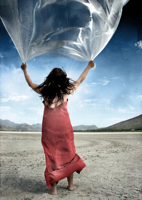 西方人,成年人,中年人,老年人,头发,一个人,站,竖图,室外,白天,自由,沙漠,山脉,墨西哥,欧洲,欧洲人,仅一个女性,仅一个人,拿着,背面,黑色,围巾,仅一个中年女性,赤脚,摄影,拉丁美洲,哈利斯科州,无忧无虑,女人,女性,中年女性,白种人,长发,彩图,舞蹈