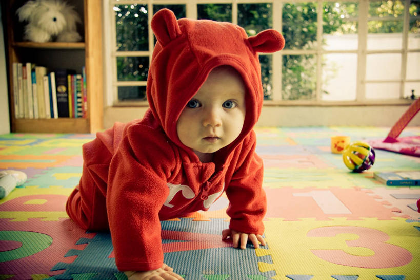 西方人,婴儿,儿童,一个人,横图,室内,特写,白天,婴儿服装,纯洁,地毯,欧洲,欧洲人,仅一个人,小孩,爬,可爱,童年,童趣,摄影,活泼,宝宝,肖像,童真,纯真,烂漫,无邪,伶俐,天真,白种人,孩子,彩图,幼儿,好奇心