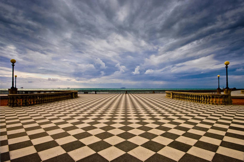 无人,广场,横图,室外,白天,消失点,海洋,道路,建筑,路,意大利,小路,交通,白色,黑色,摄影,砖地,意大利文化,式样,彩图,利禾奴