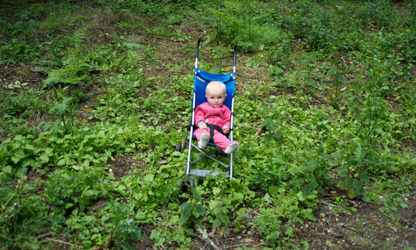 西方人,婴儿,儿童,一个人,坐,横图,室外,白天,正面,纯洁,欧洲,美国,欧洲人,仅一个人,废弃,小孩,可爱,童年,摄影,活泼,报废,废物,脆弱,宝宝,肖像,迷路,丢弃,纯真,烂漫,无邪,放弃,抛弃,折叠童车,摈弃,伶俐,天真,白种人,孩子,彩图,屏弃,损失,摈斥,摒除,独处