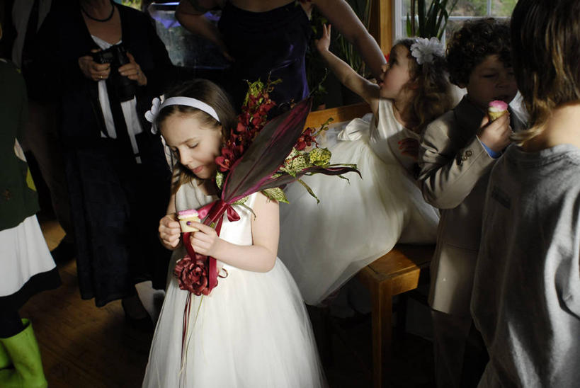 西方人,儿童,吃,横图,室内,白天,婚礼,聚会,纯洁,欧洲,美国,欧洲人,正装,庆祝,小孩,可爱,童年,童趣,摄影,群众,花童,童真,烂漫,无邪,纸托蛋糕,天真,男孩,女孩,白种人,孩子,彩图,结婚蛋糕