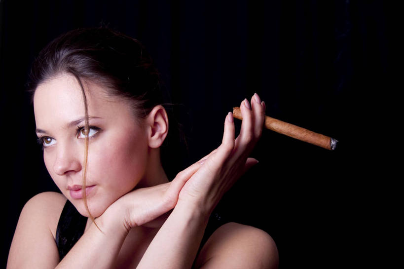 西方人,成年人,脸,头,脸颊,一个人,横图,特写,欧洲,欧洲人,仅一个年轻女性,仅一个女性,仅一个人,黑色背景,拿着,肩膀,思考,雪茄,摄影,年轻女性,女人,女性,白种人,年轻人,头部,脸部,脸蛋,面部,彩图,影棚拍摄,美人,白色人种,高加索人种,欧罗巴人种