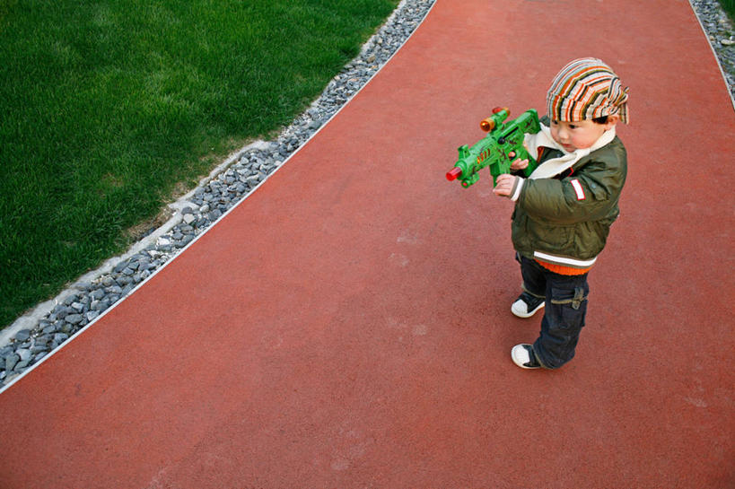 婴儿,儿童,一个人,站,横图,俯视,室外,白天,纯洁,草坪,上海,仅一个人,头饰,小路,休闲装,小孩,可爱,童年,摄影,活泼,玩具枪,宝宝,瞄准,纯真,烂漫,无邪,恶作剧,玩具水枪,伶俐,天真,中国人,孩子,彩图,高角度拍摄