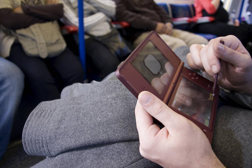 成年人,一个人,横图,俯视,室外,特写,白天,技术,仅一个男性,首都,拿着,摄影,休闲活动,彩图,高角度拍摄,计算机游戏