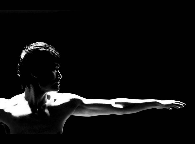 成年人,脸,头,脸颊,健壮,一个人,举,横图,仅一个男性,仅一个人,黑色背景,裸露,肩膀,仅一个年轻男性,托,力量,摄影,专心,裸,聚光,男人,男性,年轻男性,中国人,年轻人,头部,脸部,脸蛋,面部,举起,举手,举着,向上举,向上伸,向上托,影棚拍摄,暗调