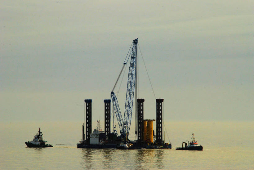 无人,横图,室外,白天,建筑业,海洋,英国,环保,水面,工业,摄影,能源,回收,资源,圆柱体,利用,创新,低碳,循环,持续,肯特,风轮机,彩图,驳船