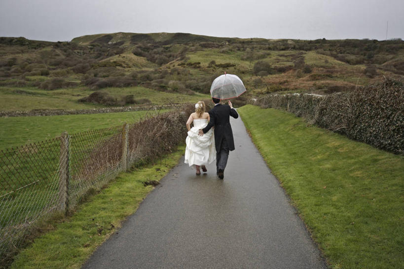 西方人,成年人,中年人,两个人,夫妻,丈夫,妻子,横图,室外,白天,婚纱,爱情,婚礼,快乐,幸福,分享,美景,山,雨,欧洲,欧洲人,连接,套装,庆祝,并排,栅栏,地平线,景观,辽阔,地面,结婚,浪漫,拿着,阳伞,背面,自然,广阔,喜庆,景色,恩爱,恋人,摄影,纪念,宁静,一望无际,自然风光,延伸,透视图,典礼,婚姻,燕尾服,天地相交,无边无际,一马平川,怀特岛,异性恋,开端,男人,男性,年轻女性,女性,中年男性,白种人,年轻人,夫妇,情侣,步行,拥抱,彩图,高兴,伴侣