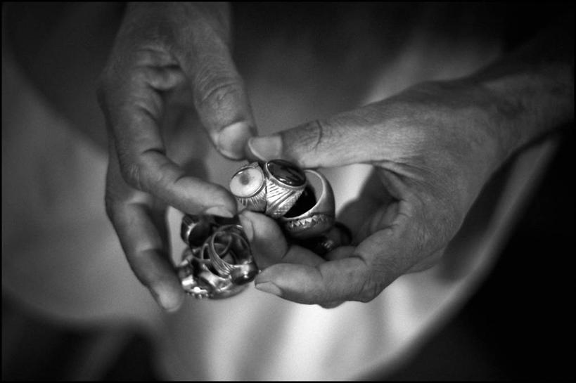 成年人,手,一个人,横图,俯视,黑白,室外,白天,珠宝,约旦,仅一个男性,首都,戒指,人体,摄影,部分,出示,安曼,男人,彩图,高角度拍摄,社会问题