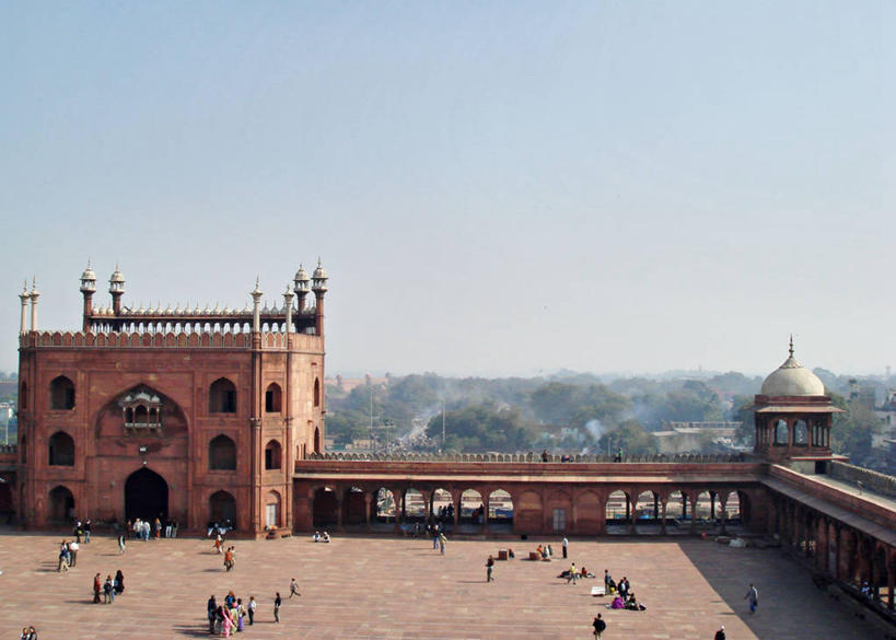 横图,俯视,室外,白天,旅游,建筑,印度,行人,游客,游人,大门,庭院,首都,许多人,路人,旅客,一群人,摄影,要塞,印度文化,阿格拉城堡,过客,德里,彩图,高角度拍摄