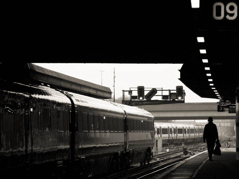 成年人,一个人,火车站,横图,黑白,室外,白天,火车,车站,英国,仅一个男性,站台,月台,背面,运输,摄影,离开,剪影,男人,男性,步行,铁路车站,铁路站,独处