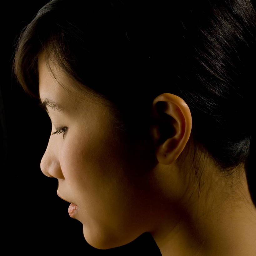 成年人,头发,一个人,方图,特写,侧面,仅一个年轻女性,仅一个女性,仅一个人,黑色背景,黑色,思考,摄影,头像,东亚人,年轻女性,女人,女性,亚洲人,年轻人,彩图,影棚拍摄,美人