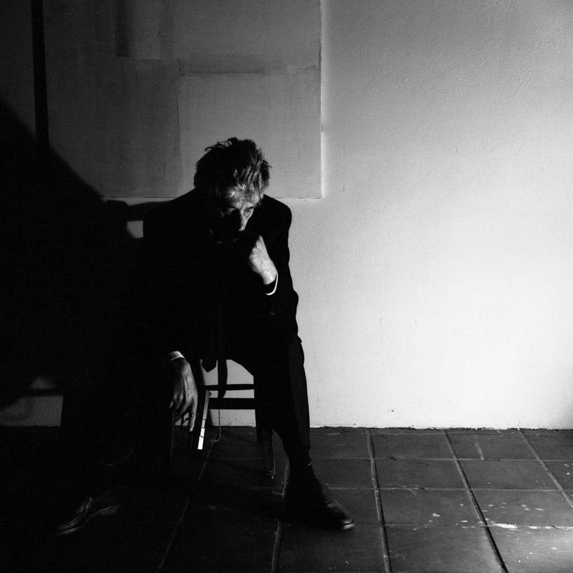 西方人,成年人,老年人,一个人,坐,方图,黑白,室内,寂寞,椅子,希腊,欧洲,欧洲人,仅一个男性,仅一个人,沮丧,枪支,拿着,仅一个老年男性,思考,摄影,自杀,老年男性,男人,男性,白种人