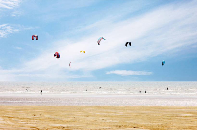 横图,室外,白天,度假,海洋,风,英国,许多,沙子,水平线,云,很多,半空,风景,摄影,冲浪风筝,苏塞克斯,海滩,休闲活动,彩图