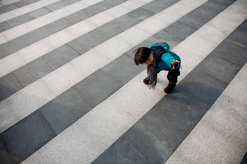 儿童,一个人,蹲,横图,俯视,室外,白天,纯洁,街道,上海,仅一个男性,仅一个人,条纹,小孩,仅一个小孩,可爱,童年,童趣,摄影,童真,沥青,烂漫,无邪,天真,男孩,男人,男性,中国人,孩子,斑马线,彩图,高角度拍摄,全画面,全框架,全帧,全画幅,男生,闪避