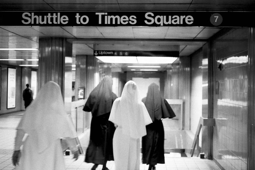 成年人,四个人,横图,黑白,室内,指示牌,美国,入口,标志,文字,地铁站,方向,标识,背面,摄影,英文字母,消息,进口,修女,步行,旅行