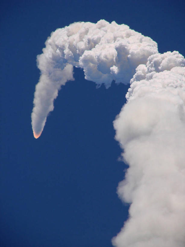 无人,竖图,室外,白天,风险,科技,美国,起飞,烟雾,一个,蓝色,白色,摄影,单个,污染,废气,北美,北美洲,美洲,飞机尾迹,亚特兰蒂斯号,佛罗里达,佛罗里达州,尾迹云,机尾云,飞机拉烟,云带,尾迹,佛州,阳光州,万里无云,北亚美利加洲,亚美利加洲,勇气,机尾迹,飞机尾气,冒险,彩图,美利坚合众国,航天任务,空间探索