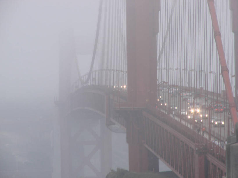 无人,横图,俯视,室外,白天,雾,汽车,照明,美国,桥,交通,天气,灯,灯具,运输,摄影,照亮,早晨,照明设备,加利福尼亚,金门大桥,旧金山,前照灯,前大灯,车前灯,彩图,高角度拍摄