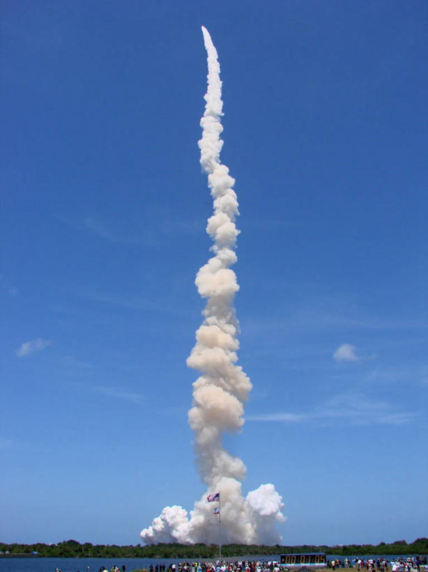 竖图,室外,白天,风险,科技,美国,起飞,烟雾,摄影,污染,废气,北美,北美洲,美洲,飞机尾迹,亚特兰蒂斯号,佛罗里达,佛罗里达州,尾迹云,机尾云,飞机拉烟,云带,尾迹,佛州,阳光州,万里无云,肯尼迪航天中心,北亚美利加洲,亚美利加洲,勇气,机尾迹,飞机尾气,梅里特岛,冒险,彩图,美利坚合众国,航天任务,空间探索