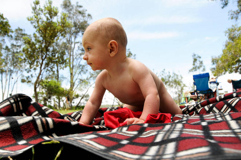 西方人,婴儿,儿童,裸体,一个人,公园,横图,室外,白天,探险,纯洁,欧洲,澳大利亚,欧洲人,仅一个人,毯子,坐垫,野餐,树,小孩,爬,可爱,探索,摄影,活泼,宝宝,纯真,烂漫,无邪,野餐垫,野餐地毯,多功能毯,新南威尔士,开端,伶俐,天真,白种人,孩子