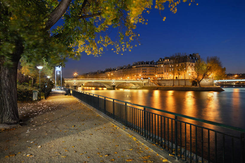 无人,栏杆,横图,室外,夜晚,长时间曝光,旅游,河流,道路,建筑,路,路灯,法国,巴黎,反射,小路,桥,交通,首都,树,摄影,宁静,照亮,塞纳河,透视图,彩图,林荫大道