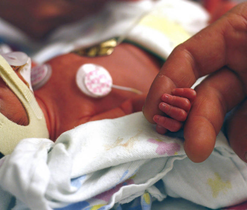 成年人,手,两个人,横图,室内,毯子,拿着,尿布,手指,童年,人体,摄影,病房,关爱,开端,电极,手牵手,仰卧,彩图