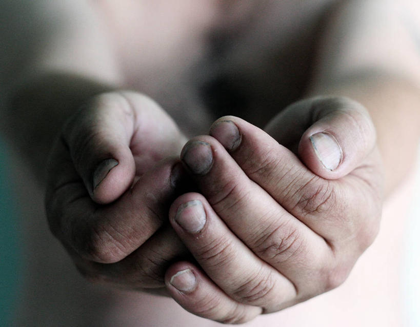 成年人,手,一个人,横图,特写,保加利亚,仅一个男性,伸展,蓝色背景,裸露,人体,摄影,关爱,出示,裸,男人,捧着,彩图,影棚拍摄