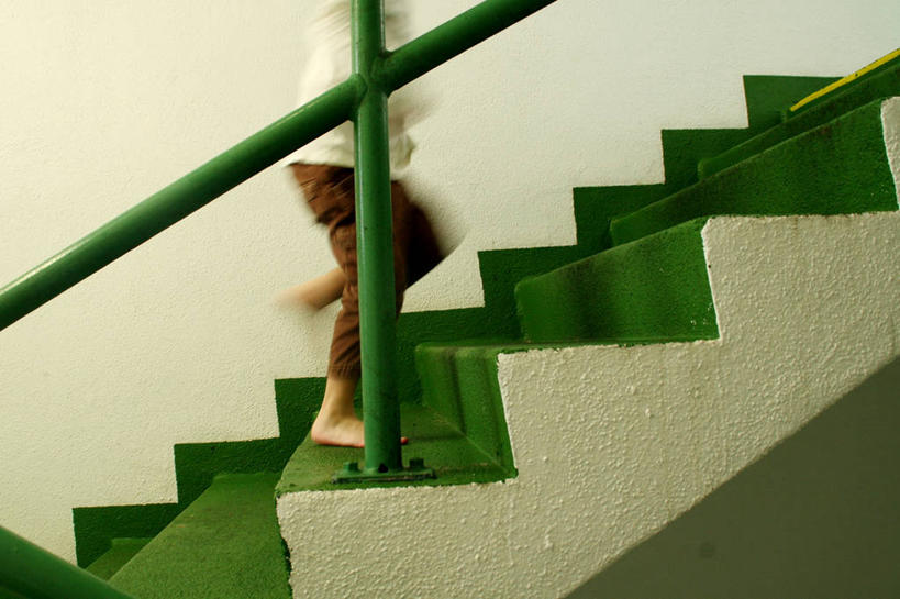 成年人,一个人,横图,室内,白天,侧面,运动模糊,楼梯,仅一个女性,绿色,赤脚,摄影,上升,德克萨斯,紧迫,步行,彩图