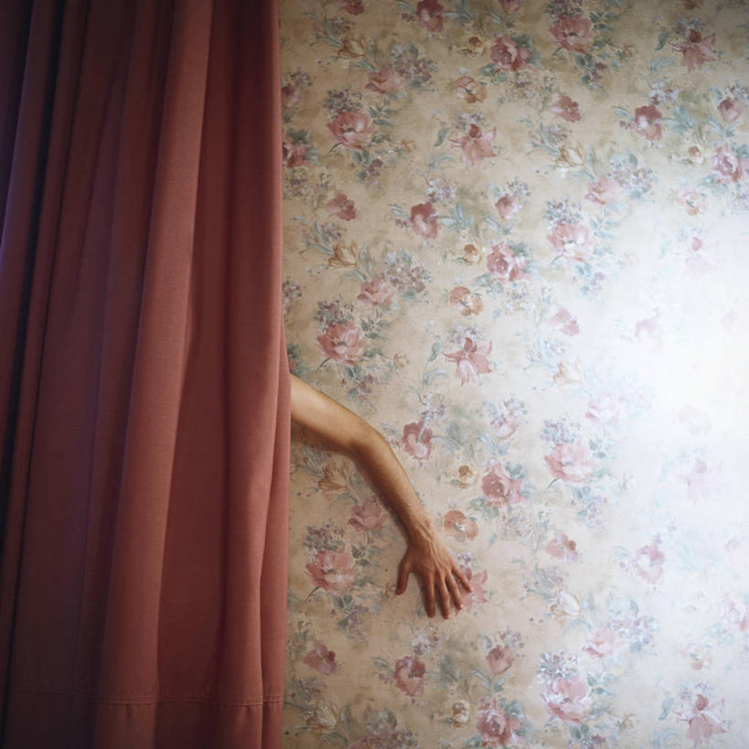 一个人,方图,室内,白天,壁纸,窗帘,巴塞罗那,花纹,粉色,人体,摄影,部分,手臂,彩图