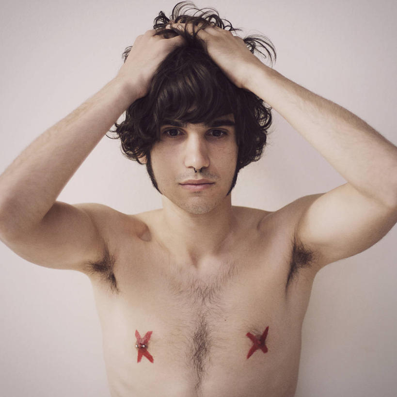 成年人,一个人,摸,方图,正面,仅一个男性,仅一个人,抚摸,米色背景,裸露,仅一个年轻男性,唇膏,摄影,肖像,裸,男人,男性,年轻男性,年轻人,触摸,接触,彩图,影棚拍摄,美人