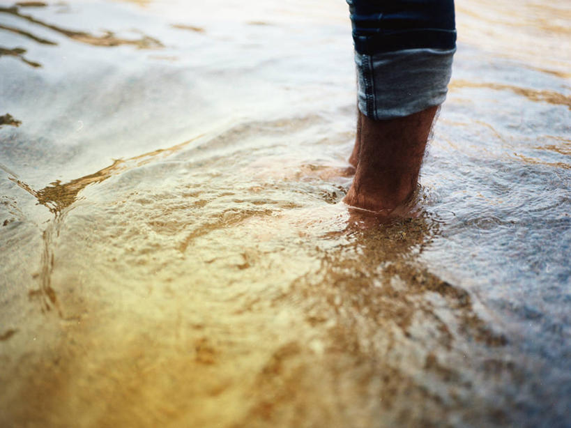 成年人,腿,一个人,站,横图,室外,白天,侧面,河流,巴塞罗那,仅一个男性,人体,摄影,彩图