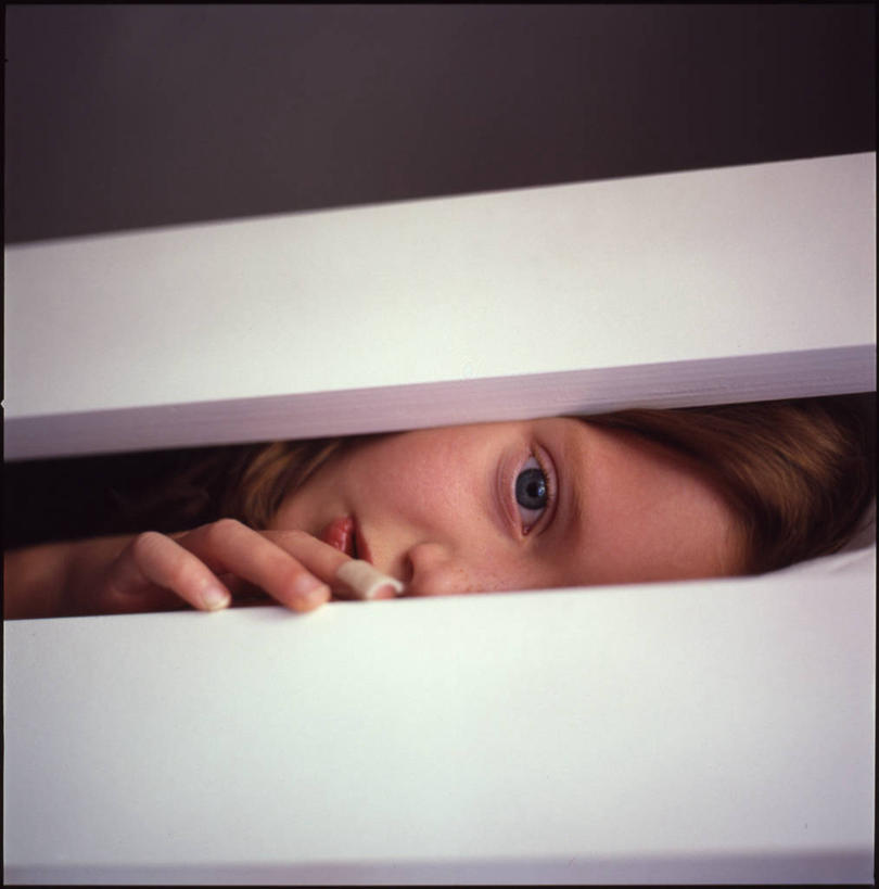 西方人,儿童,一个人,躺,竖图,室内,白天,纯洁,神秘,床,卧室,欧洲,美国,欧洲人,仅一个女性,仅一个人,两个,小孩,仅一个小孩,可爱,童年,童趣,摄影,隐藏,捉迷藏,肖像,童真,烂漫,无邪,恶作剧,害羞,天真,女孩,女人,女性,白种人,孩子,彩图,窥视,女生