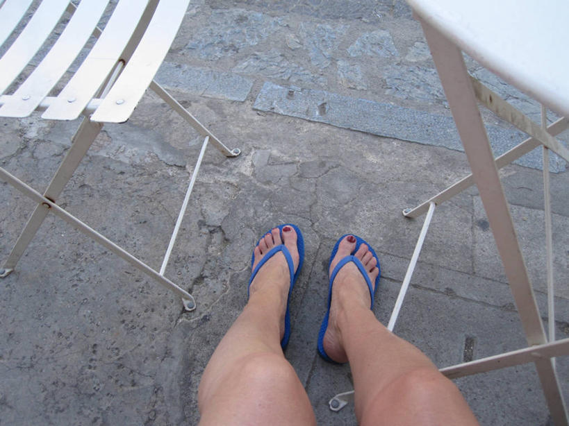 成年人,横图,室外,白天,凉鞋,旅游,度假,鞋子,西班牙,人行道,指甲油,放松,摄影,马略卡,女人,彩图,夹趾拖鞋,人字拖,人字拖鞋,旅行