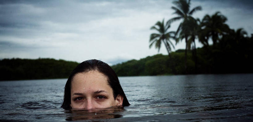 游泳,成年人,一个人,横图,全景,室外,白天,度假,多云,棕榈树,墨西哥,仅一个年轻女性,仅一个女性,仅一个人,湿,水面,顶部,摄影,热带气候,拉丁美洲,科利马,年轻女性,女人,女性,年轻人,彩图