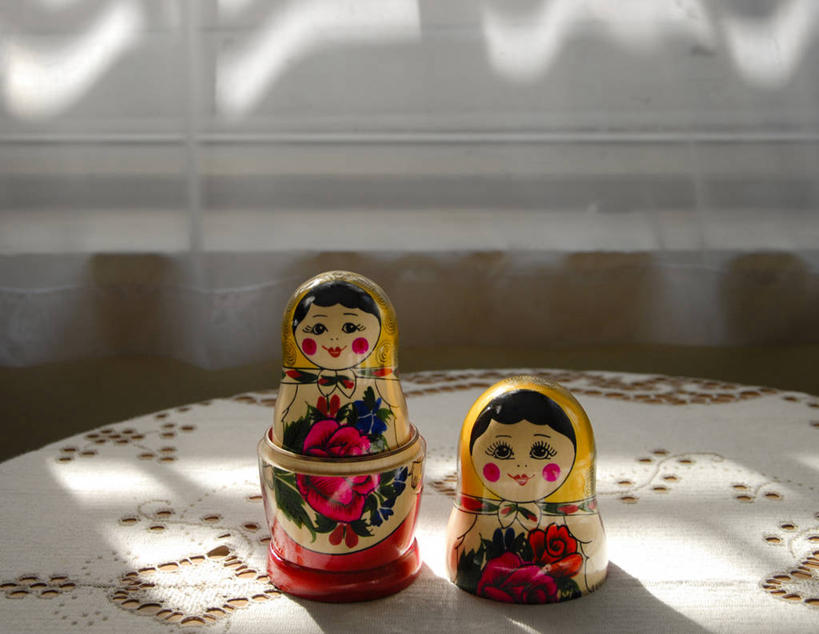 无人,横图,室内,特写,白天,正面,桌子,礼物,日光,阴影,并排,木制,娃娃,两个,摄影,涂料,俄罗斯套娃,美术工艺,彩图,传统文化,俄罗斯文化