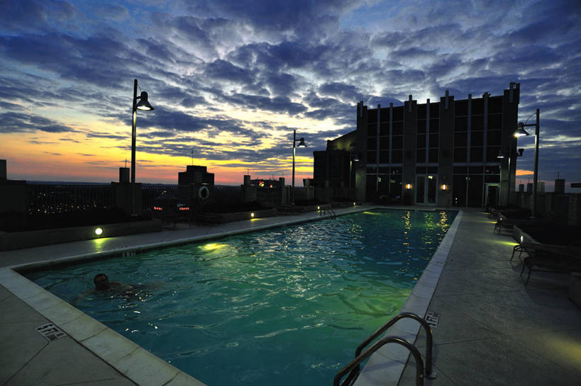 游泳,成年人,一个人,游泳池,横图,室外,夜晚,城市,美国,仅一个男性,灯笼,放松,摄影,照亮,北美,北美洲,透视图,美洲,剪影,田纳西州,首府,北亚美利加洲,亚美利加洲,田纳西,志愿之州,纳什维尔,纳许维尔,男人,彩图,美利坚合众国