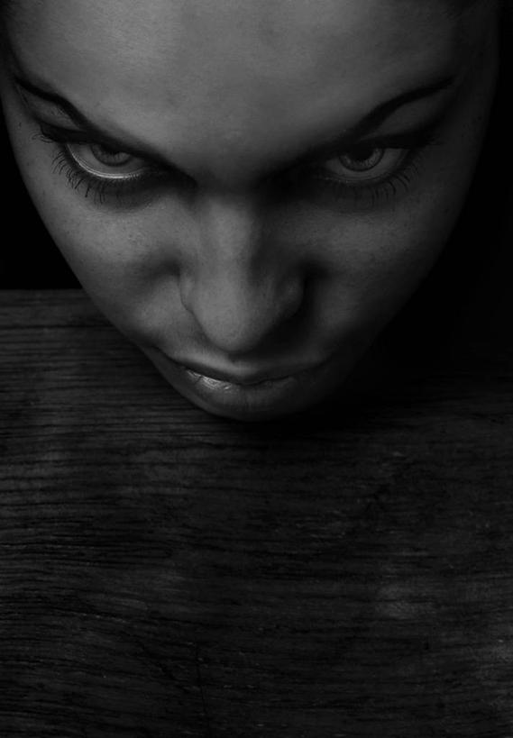 西方人,儿童,少年,一个人,竖图,特写,纯洁,欧洲,欧洲人,仅一个男性,仅一个年轻女性,仅一个女性,仅一个人,黑色背景,仅一个年轻男性,小孩,可爱,童年,童趣,摄影,头像,童真,烂漫,无邪,断头台,受害者,天真,男人,男性,年轻男性,年轻女性,女人,女性,白种人,孩子,影棚拍摄,社会问题,公民权利