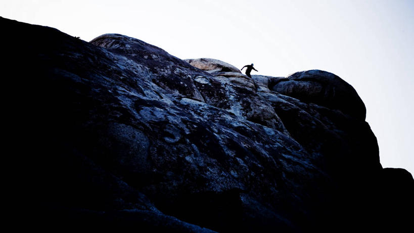 成年人,一个人,公园,站,攀登,横图,室外,白天,攀岩,美国,仅一个男性,极限运动,摄影,北美,北美洲,国家公园,成就,加利福尼亚,美洲,剪影,比例,加州,加利福尼亚州,金州,黄金州,北亚美利加洲,亚美利加洲,约书亚树国家公园,岩石,彩图,美利坚合众国,忍耐力,韧性