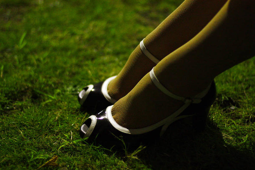 成年人,腿,一个人,横图,俯视,室外,白天,侧面,高跟鞋,商务,时尚,草坪,东京,仅一个女性,首都,草,绿色,人体,摄影,部分,裤袜,足,女性,彩图,高角度拍摄