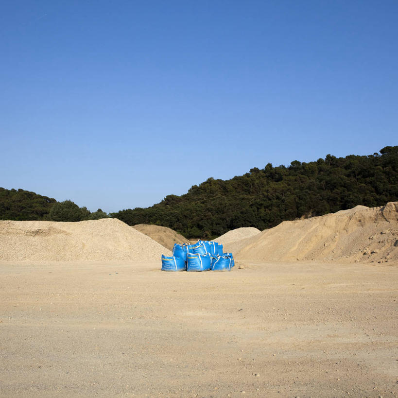无人,方图,室外,白天,留白,森林,西班牙,巴塞罗那,堆叠,沙子,垃圾,树,蓝色,摄影,垃圾袋,污染,循环利用,环境保护,彩图
