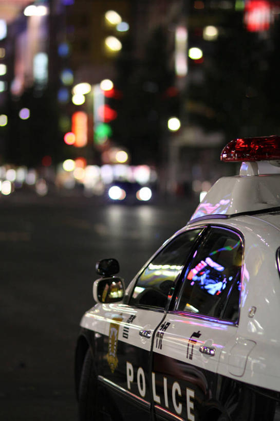 无人,竖图,室外,夜晚,夜生活,安全,城市,街道,汽车,日本,摄影,英文字母,照亮,巡逻车,彩图