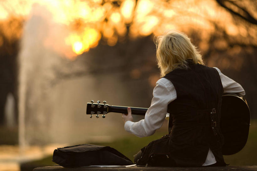 头发,一个人,公园,坐,横图,室外,日落,椅子,日本,朦胧,模糊,长椅,吉他,乐器,弦乐器,背面,金色,放松,摄影,宁静,弹拨弦鸣乐器,技能,休闲活动,半身,彩图,弹拨弦乐器,拨弦乐器,弹拨乐器,独处